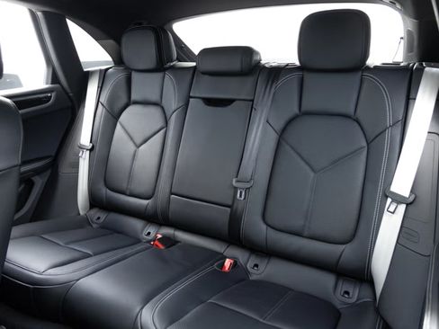 Used 2025 Porsche Macan image 12