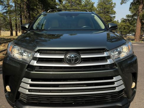 Used 2019 Toyota Highlander XLE image 2