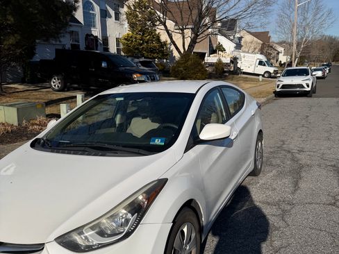 Used 2016 Hyundai Elantra SE image 2