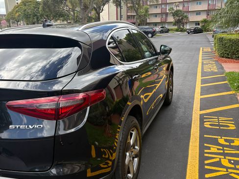 Used 2018 Alfa Romeo Stelvio AWD image 4