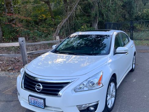 Used 2013 Nissan Altima 2.5 SL w/ Technology Pkg image 1