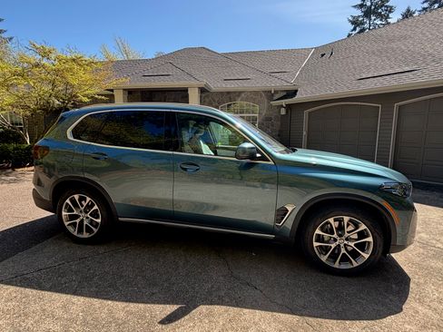 Used 2025 BMW X5 xDrive40i w/ Premium Package image 2