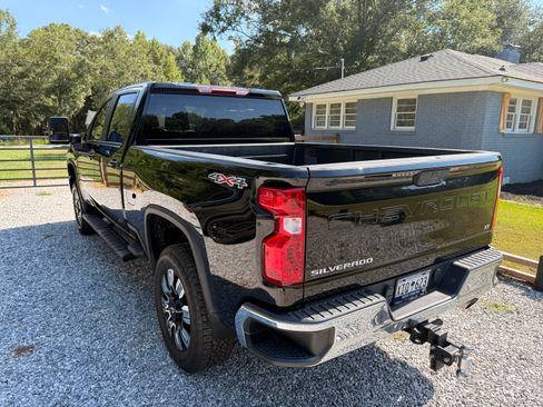 Used 2024 Chevrolet Silverado 2500 LT AWD/4WD image 9