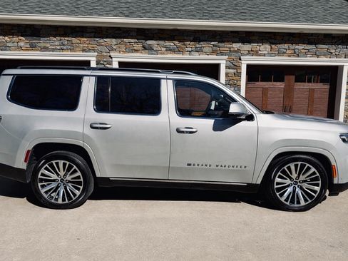 Used 2022 Jeep Grand Wagoneer Series III w/ HD Trailer Tow Package image 11