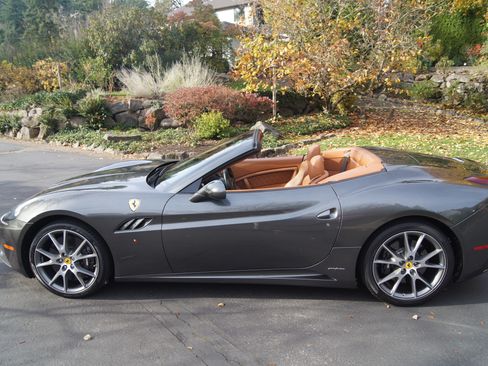 Used 2013 Ferrari California image 20