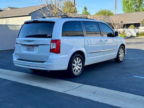 Used 2016 Chrysler Town & Country Touring image 9