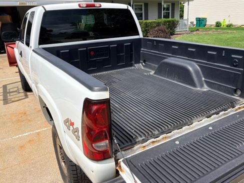 Used 2006 Chevrolet Silverado 2500 LT w/ Snow Plow Prep Package AWD/4WD image 10