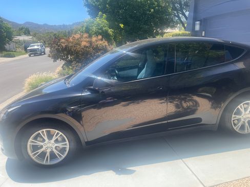 Used 2021 Tesla Model Y Long Range AWD/4WD image 1