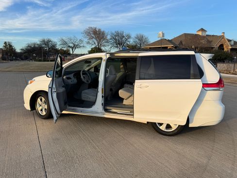 Used 2011 Toyota Sienna LE image 11