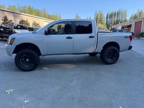Used 2005 Nissan Titan XE AWD/4WD image 2