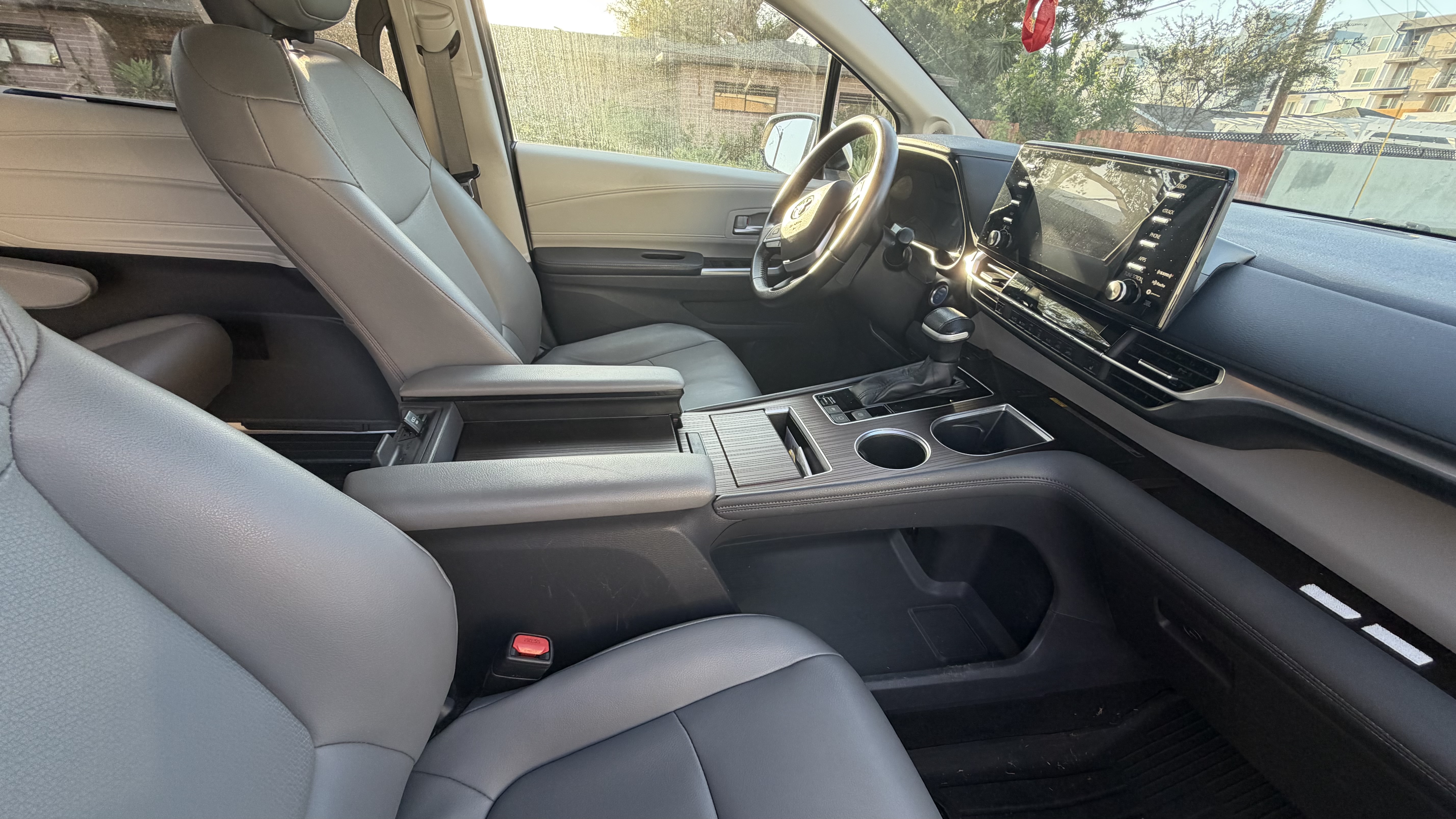 Used 2021 Toyota Sienna XLE w/ XLE Plus Package FWD image 11