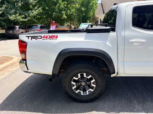 Used 2017 Toyota Tacoma TRD Off-Road AWD/4WD image 11