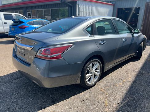 Used 2015 Nissan Altima 2.5 SV w/ Convenience Package FWD image 5