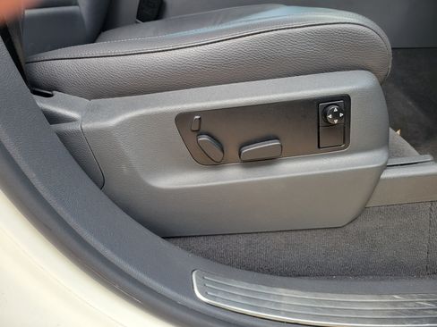 Used 2009 Volkswagen Touareg TDI image 10