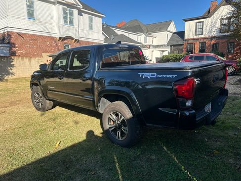 Used 2018 Toyota Tacoma TRD Sport image 5