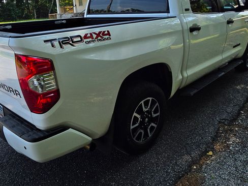 Used 2021 Toyota Tundra SR5 w/ TRD Off-Road Package AWD/4WD image 17