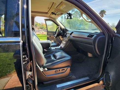 Used 2009 Cadillac Escalade AWD image 6