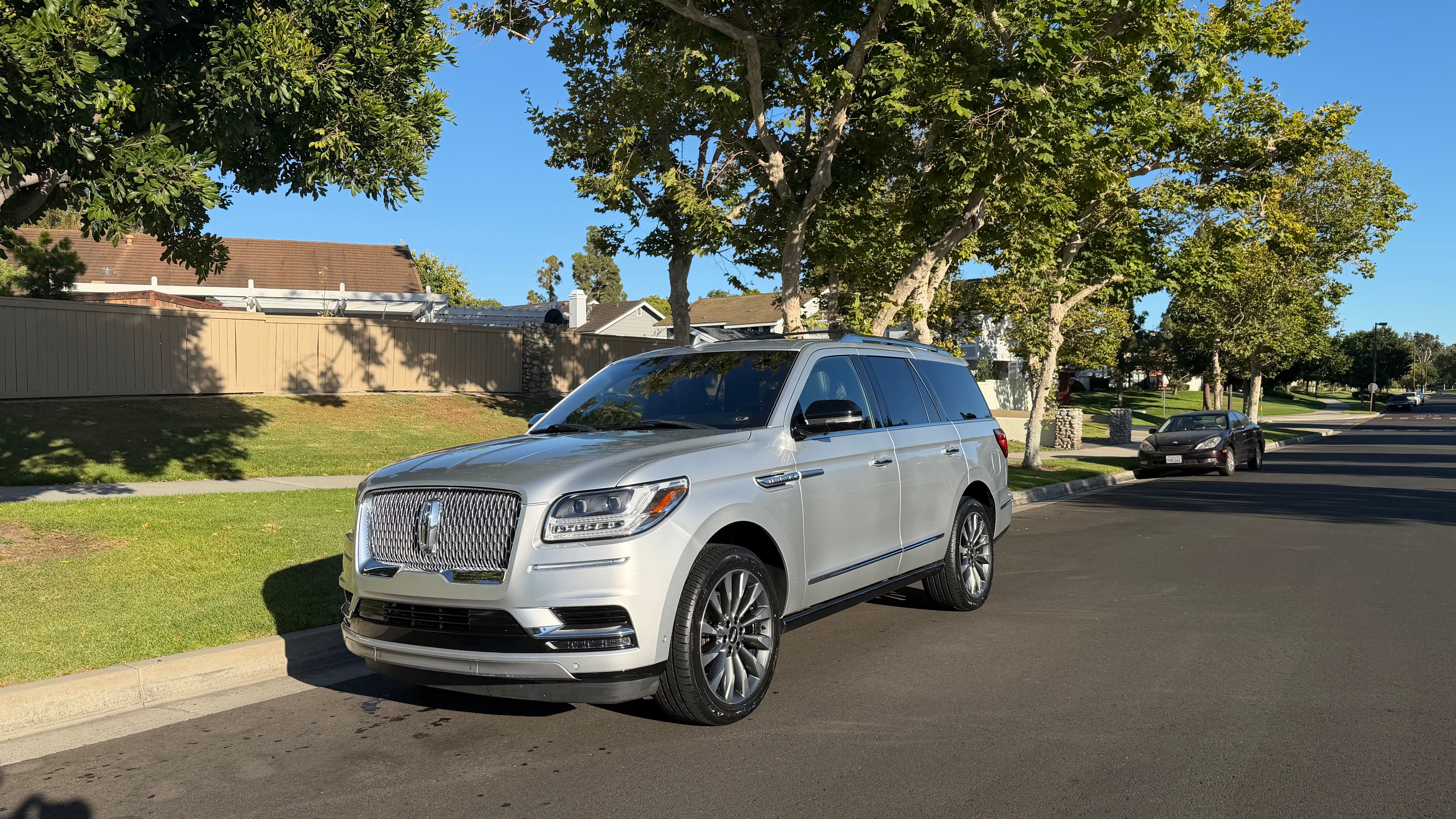 Used 2018 Lincoln Navigator Select w/ Technology Package AWD/4WD image 2