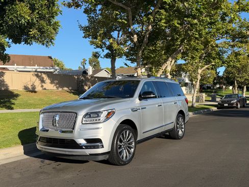 Used 2018 Lincoln Navigator Select w/ Technology Package AWD/4WD image 1