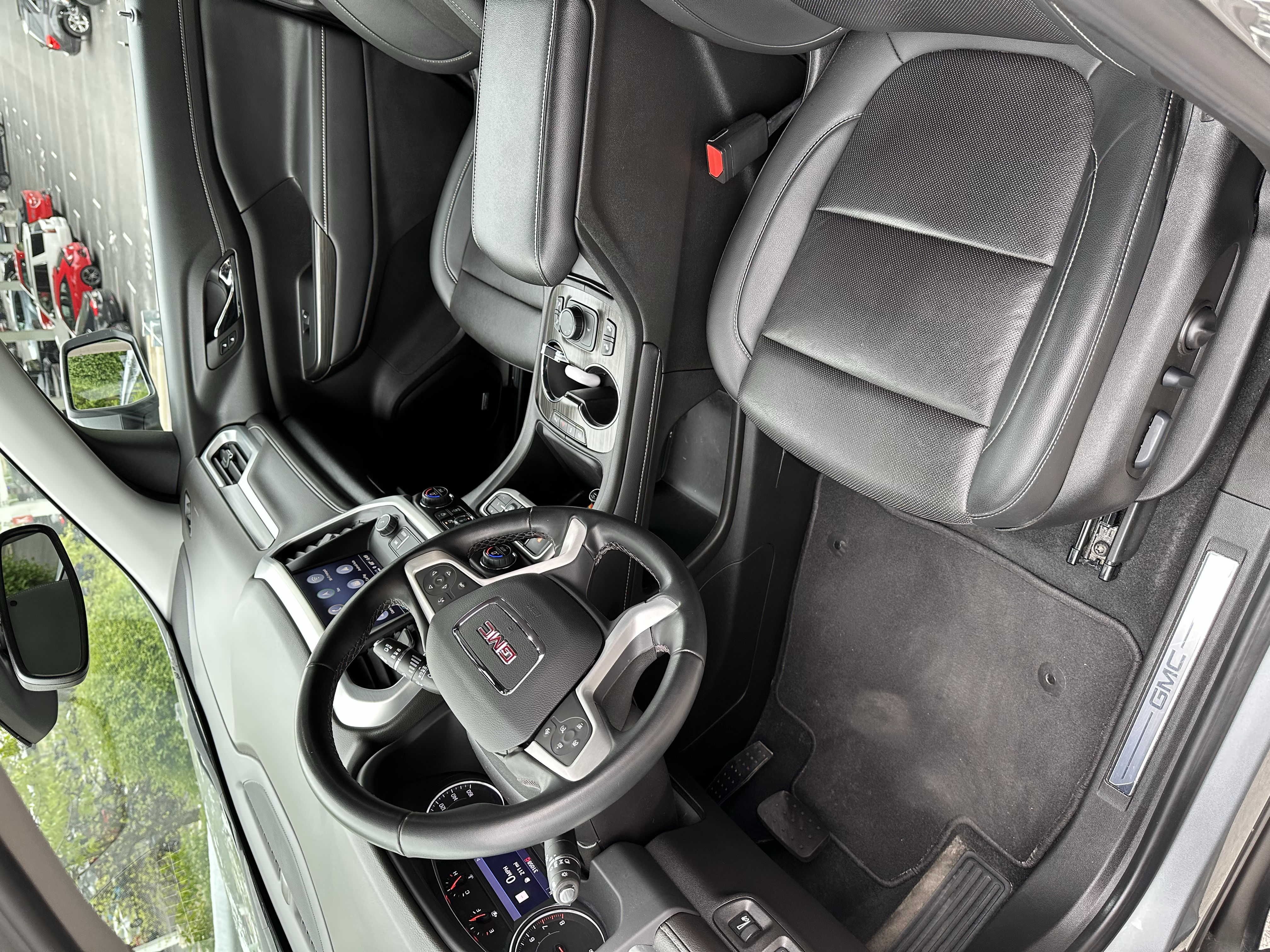Used 2023 GMC Acadia SLT FWD image 9