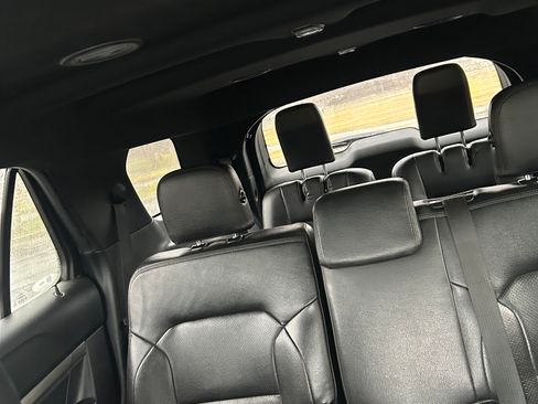Used 2019 Ford Explorer XLT w/ Equipment Group 201A image 9