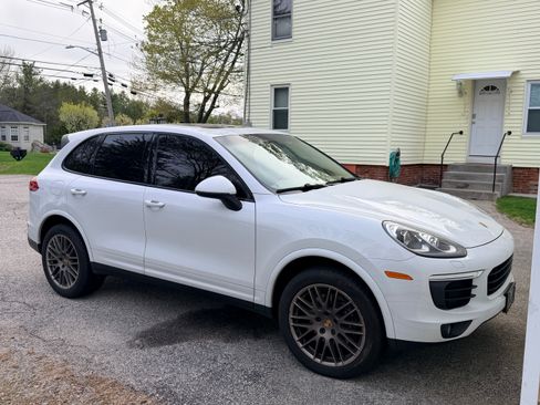 Used 2017 Porsche Cayenne Platinum Edition AWD/4WD image 4