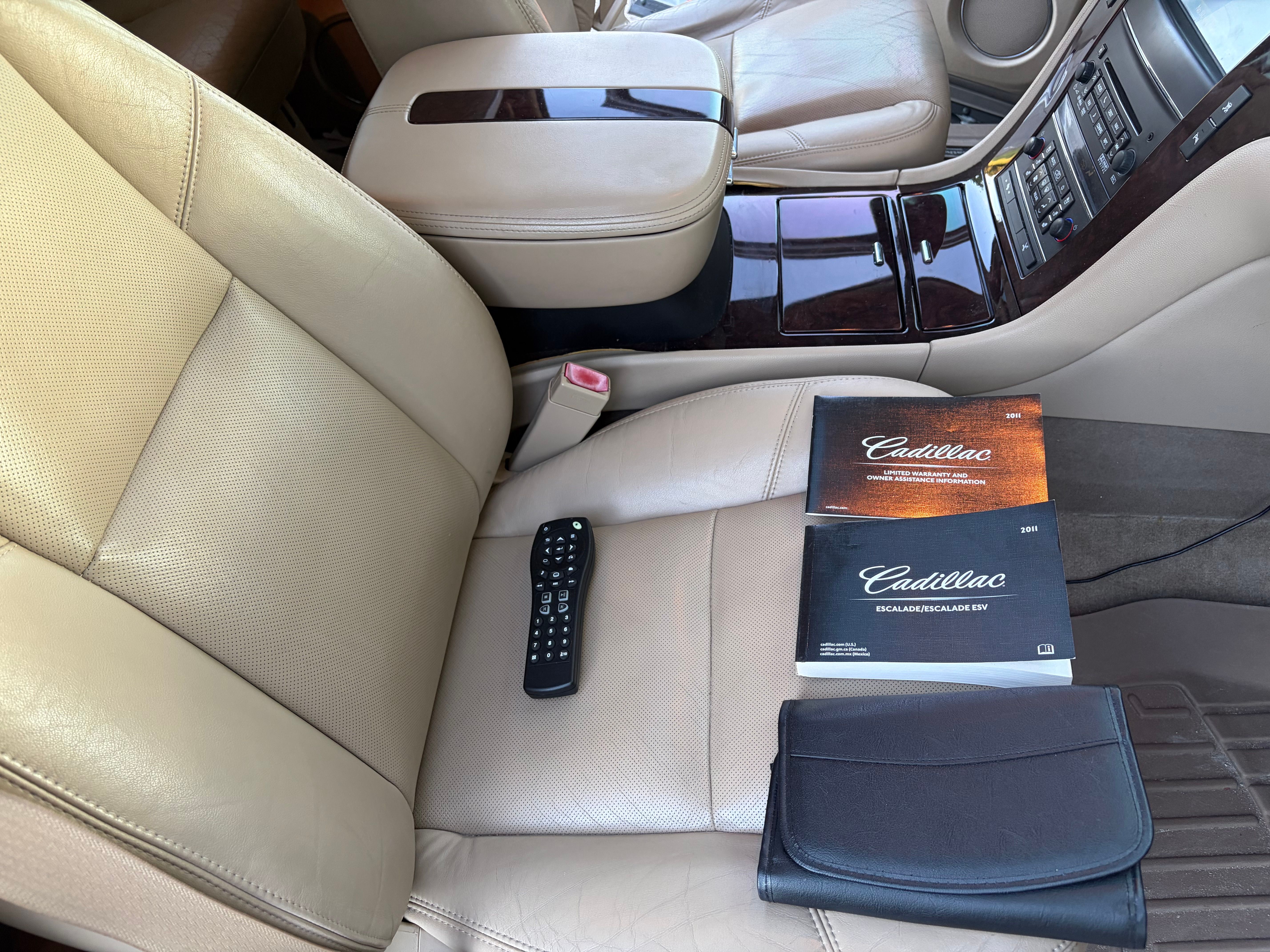Used 2011 Cadillac Escalade ESV Premium AWD/4WD image 28