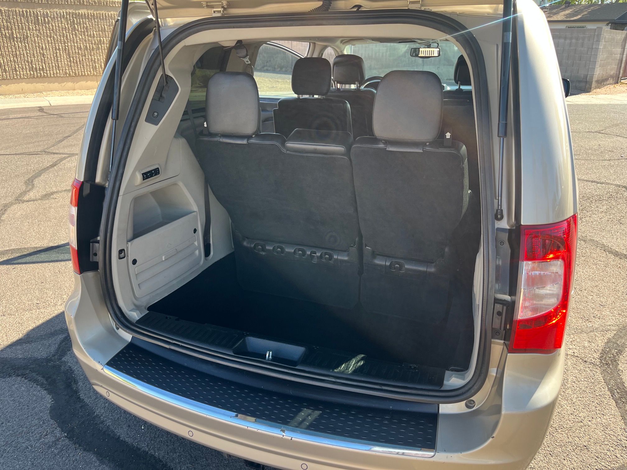 Used 2013 Chrysler Town & Country Touring-L w/ Premium Group FWD image 11
