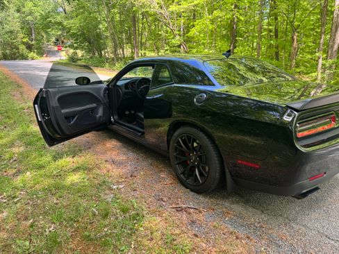Used 2016 Dodge Challenger SRT Hellcat image 15