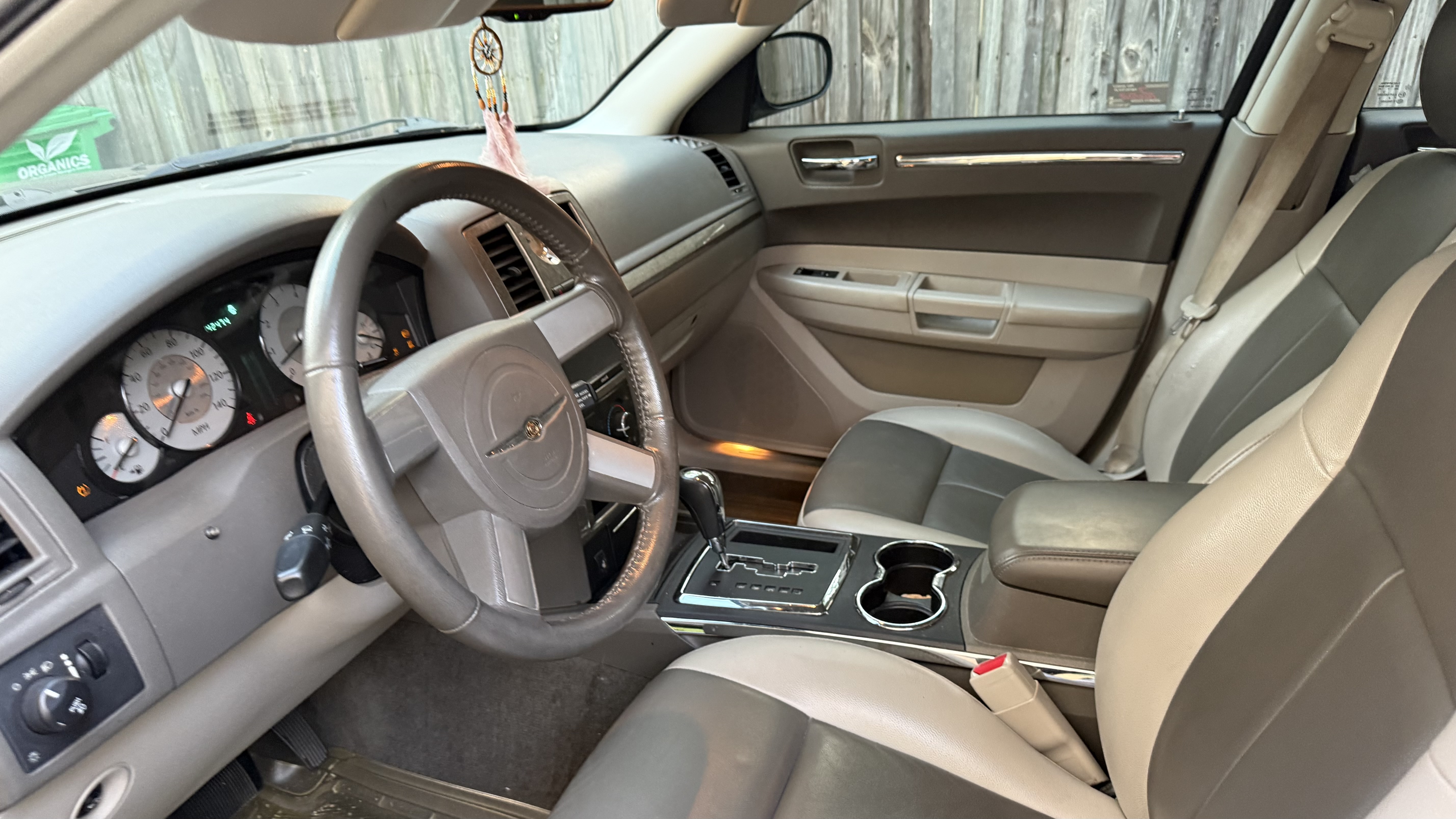 Used 2008 Chrysler 300 Touring RWD image 2