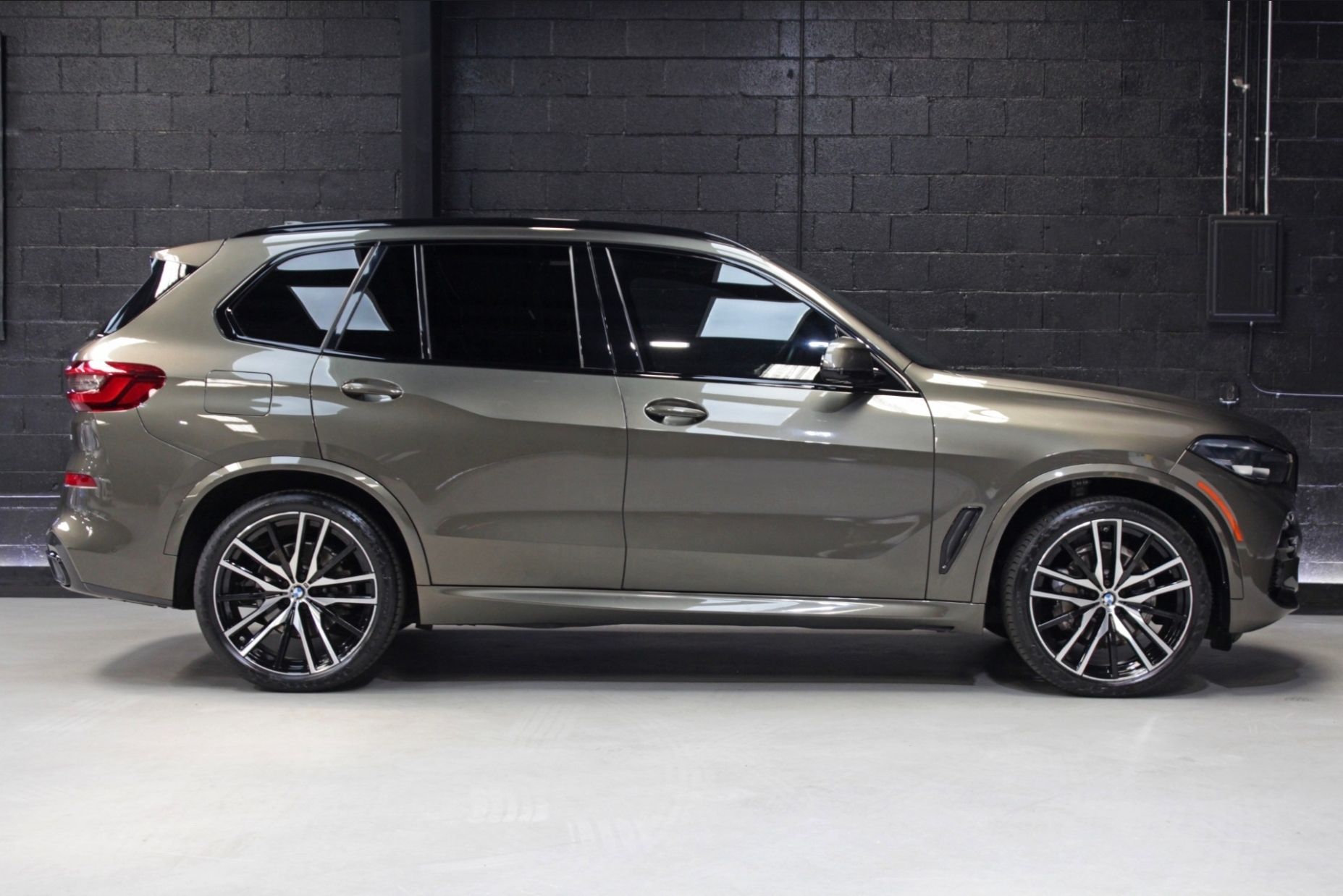 Used 2021 BMW X5 sDrive40i w/ M Sport Package RWD image 13