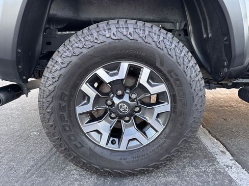 Used 2021 Toyota Tacoma TRD Off-Road w/ TRD Premium Off Road Package image 9