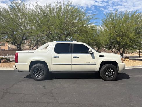 Used 2010 Cadillac Escalade EXT Premium image 5