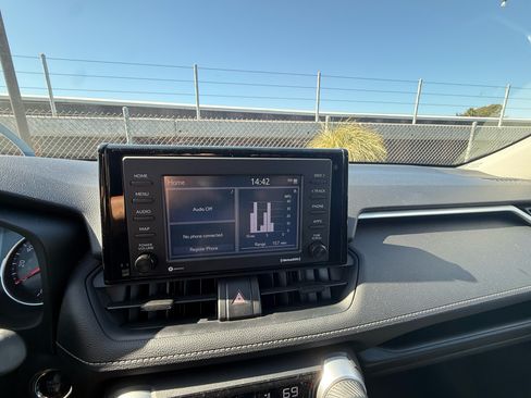 Used 2020 Toyota RAV4 XLE image 9