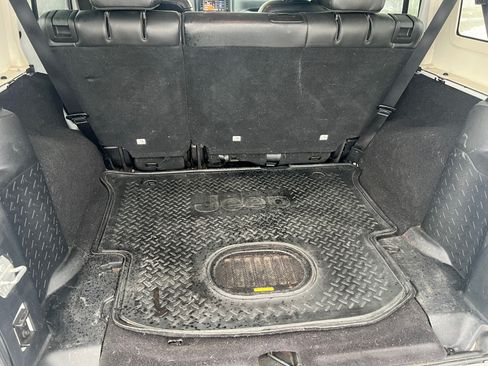 Used 2016 Jeep Wrangler Unlimited Sahara image 12