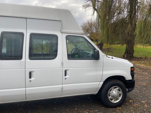 Used 2014 Ford E-250 and Econoline 250 Extended w/ Power Group image 14