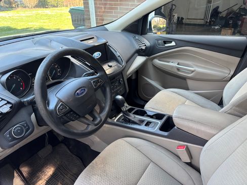 Used 2017 Ford Escape SE w/ Equipment Group 201A image 5