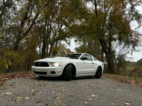 Used 2010 Ford Mustang Coupe image 2