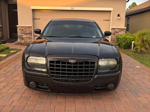Used 2007 Chrysler 300 C w/ SRT Design Group image 2