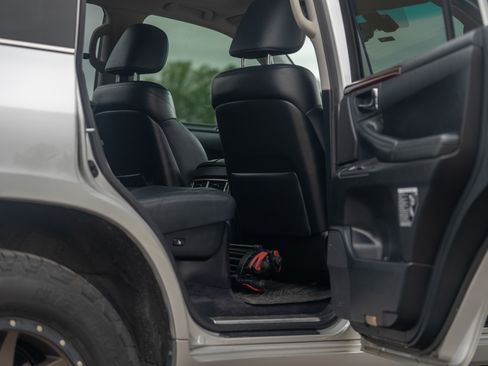 Used 2011 Lexus LX 570 4WD w/ Luxury Pkg image 27