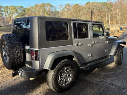 Used 2018 Jeep Wrangler Unlimited Rubicon w/ Connectivity Group image 8