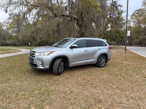 Used 2017 Toyota Highlander XLE image 2