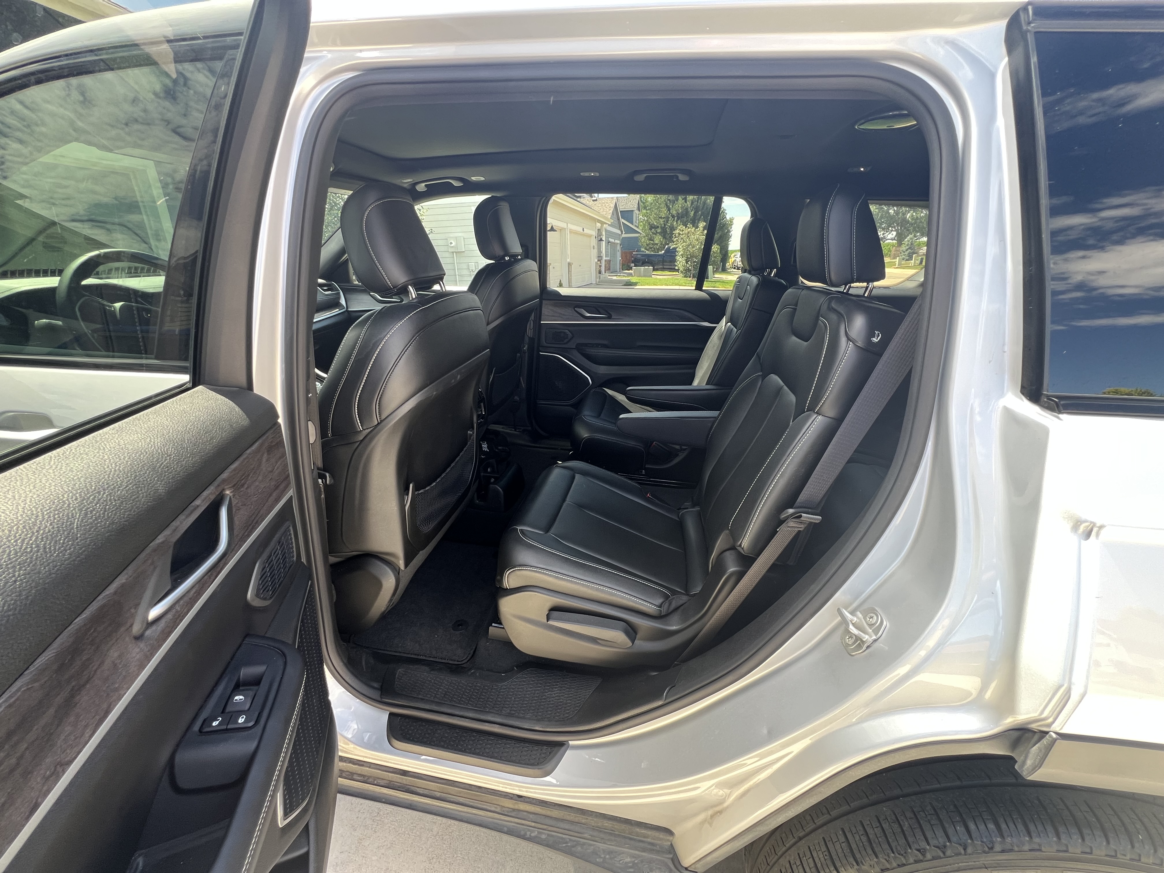 Used 2024 Jeep Grand Cherokee L Limited w/ Black Appearance Package AWD/4WD image 18