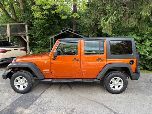 Used 2011 Jeep Wrangler Unlimited Sport AWD/4WD image 2