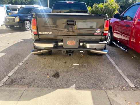 Used 2004 GMC Sierra 3500 SLT w/ Heavy-Duty Power Package image 9