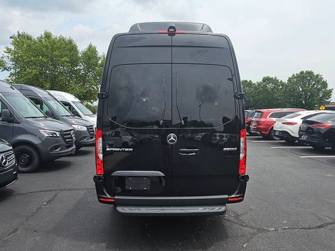 Used 2023 Mercedes-Benz Sprinter 2500 image 4