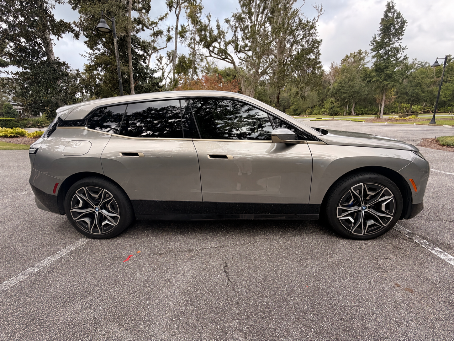 Used 2023 BMW iX xDrive50 w/ Sport Package AWD/4WD image 6