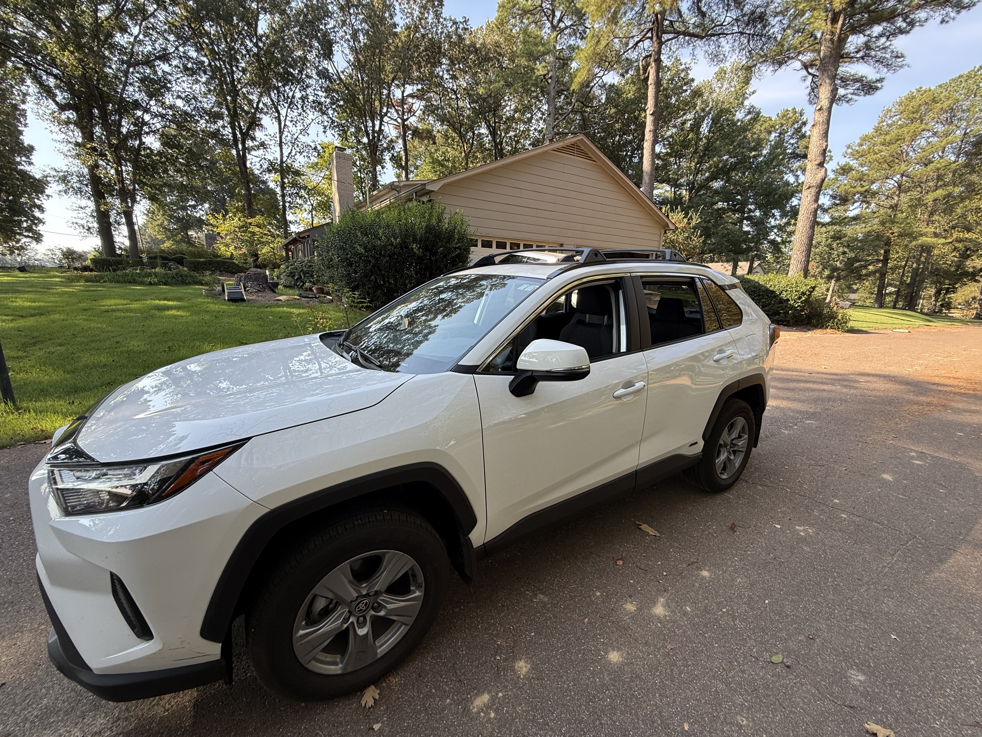 Used 2025 Toyota RAV4 XLE w/ Convenience Package AWD/4WD image 4