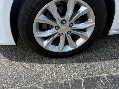 Used 2019 Chevrolet Malibu LT FWD image 11