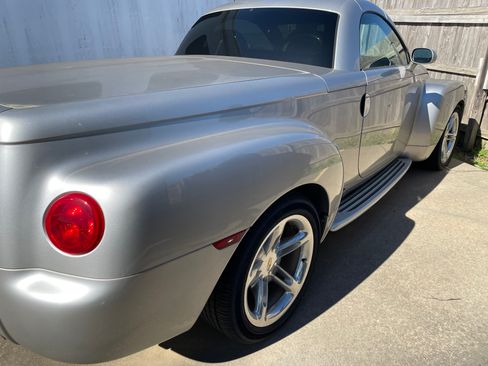 Used 2005 Chevrolet SSR w/ Preferred Equipment Group RWD image 2